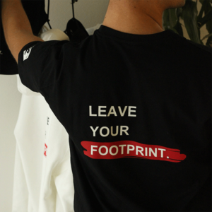 leave-your-footprint-T-shirt-crna-iza