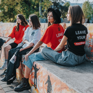 leave-your-footprint-T-shirt-crvena-iza-ps-korak